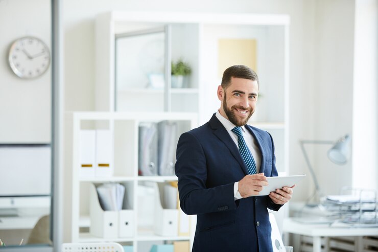 Photo cheerful manager using tablet
