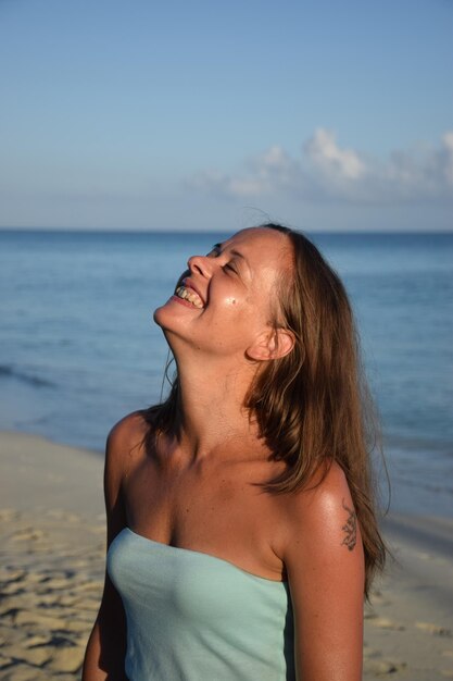 Photo cheerful mature woman enjoying at beach