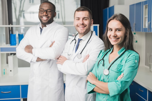 Photo cheerful medics with arms crossed