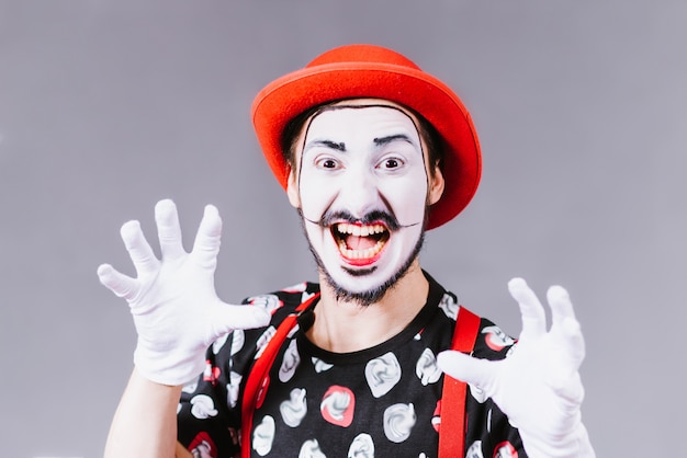 Photo cheerful mime posing and grimacing