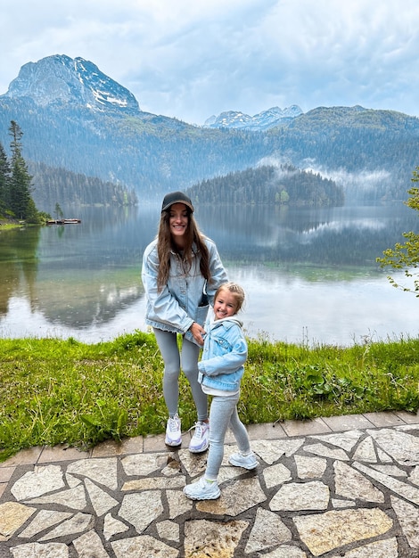 モンテネグロの美しい湖で娘と陽気な母親