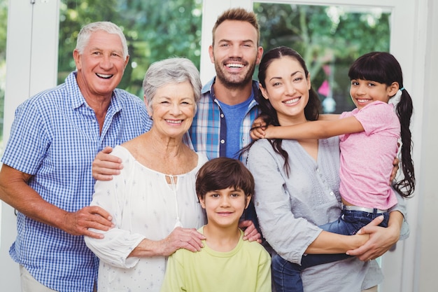 Famiglia allegra di diverse generazioni