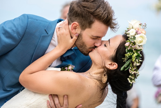 Photo cheerful newlyweds at beach wedding ceremnoy