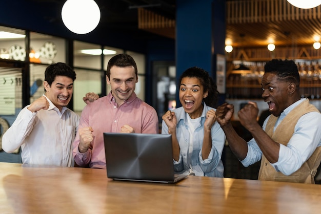 Foto persone allegre che sono felici durante una videochiamata al lavoro