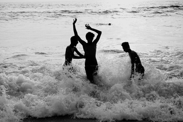 Photo cheerful people enjoying in sea