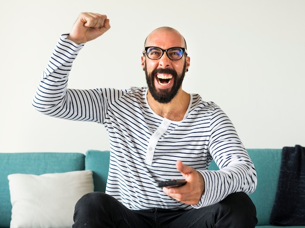 Photo cheerful person sitting on the couch