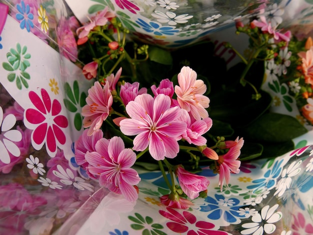 Foto un'immagine allegra di carta colorata fiorita tra i fiori