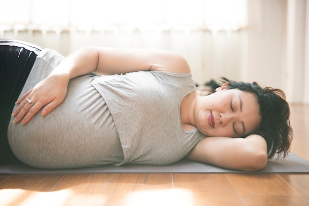 陽気な妊娠中の女性