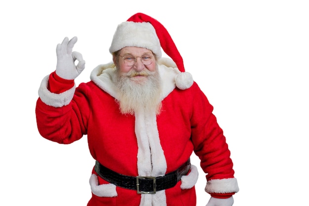 Веселый человек Санта-Клауса показывает хорошо знаком.