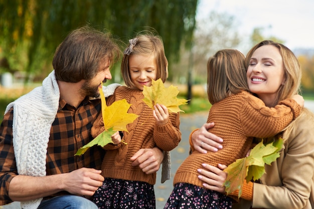 Foto scena allegra della famiglia nella foresta autunnale