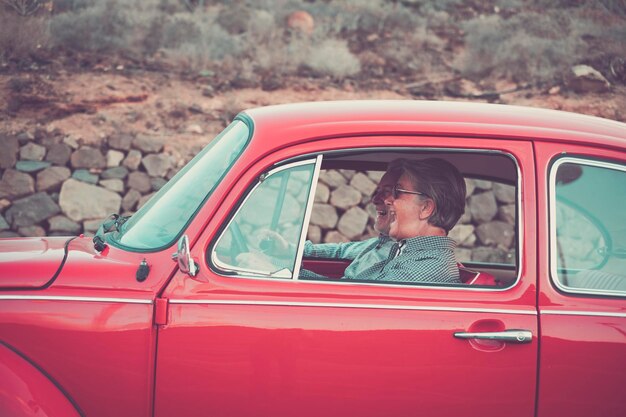 Photo cheerful senior couple traveling in car