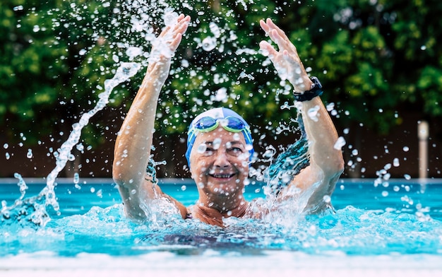 수영장에서 쾌활한 고위 여성 - 건강을 유지하기 위한 건강한 활동. 행복한 은퇴 개념