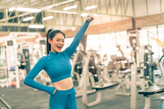 Foto donna sportiva sorridente allegra nella palestra di forma fisica