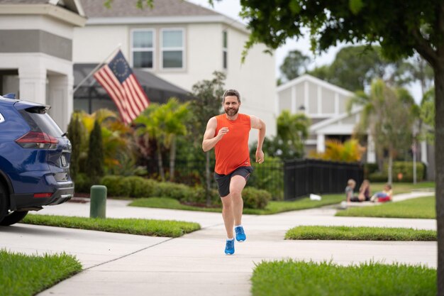 Photo cheerful sport runner having run workout photo of sport runner run sport runner run in the street