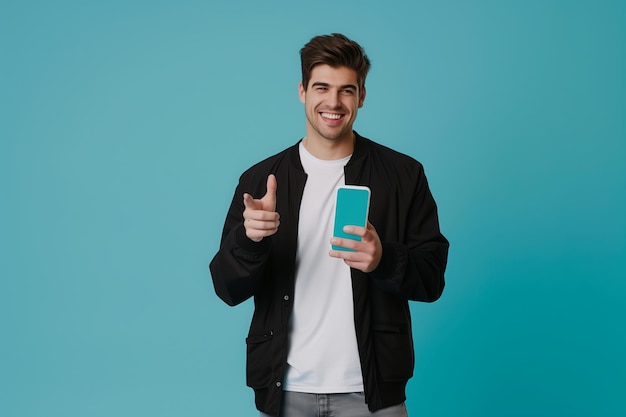 写真 青い背景のスマートフォンの画面に指を示す陽気なスポーツの赤の男