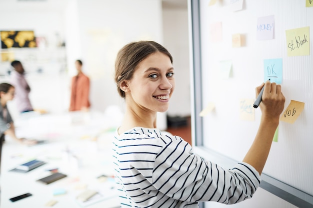 Scrittura allegra dello studente sulla lavagna