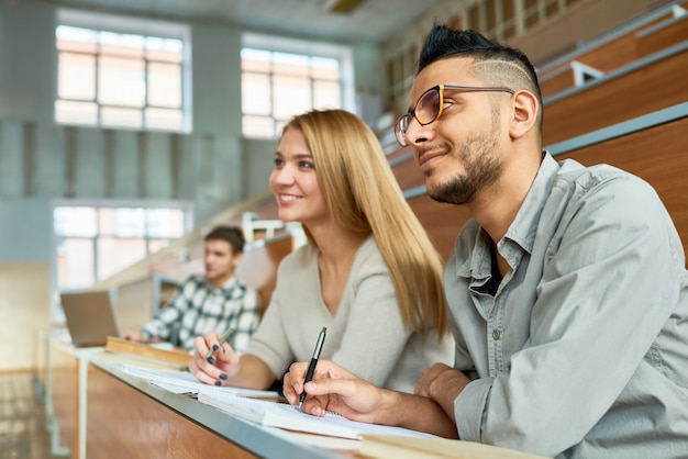 Foto studenti allegri all'università