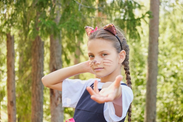 ハロウィーンのお祝いのための衣装を着た元気な10代の女の子、自然の仮装パーティー