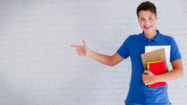 Photo cheerful teenager pointing left