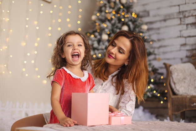 크리스마스 선물 상자와 쾌활 한 유아 소녀