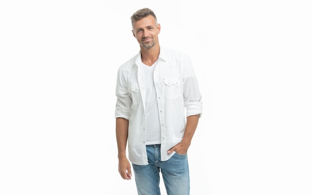 형태가 이루어지지 않은 남자의 흰색 셔츠 형태가 이루어지지 않은 남자 스타일의 스튜디오 샷을 입은 쾌활한 형태가 이루어지지 않은 남자