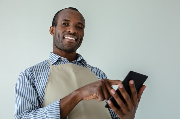 Photo cheerful waiter getting the order while holdign a tablet