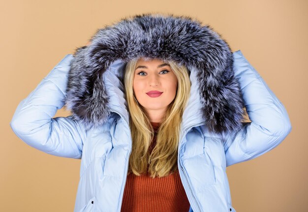 Foto allegra ragazza invernale ragazza in cappotto a sbuffo pelliccia sintetica moda donna in cappotto caldo imbottito bellezza in abbigliamento invernale shopping per la stagione fredda buone vacanze invernali influenza e freddo moda stagionale