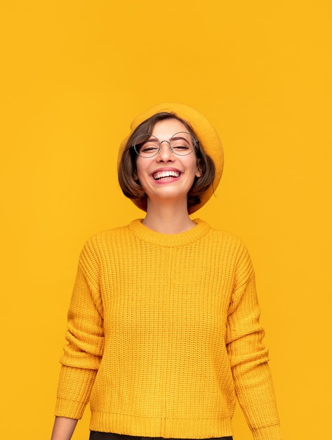 Фото Веселая женщина в ярко-желтой одежде