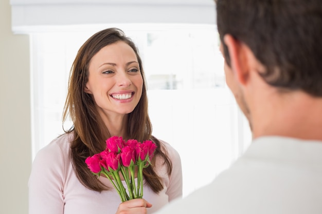 花で男を見て明るい女性