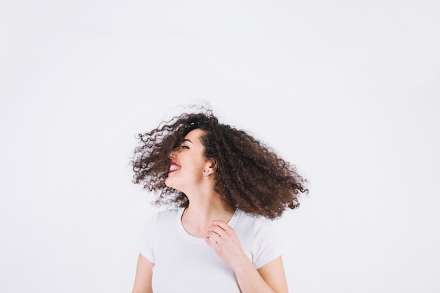 Foto donna allegra che agita i capelli