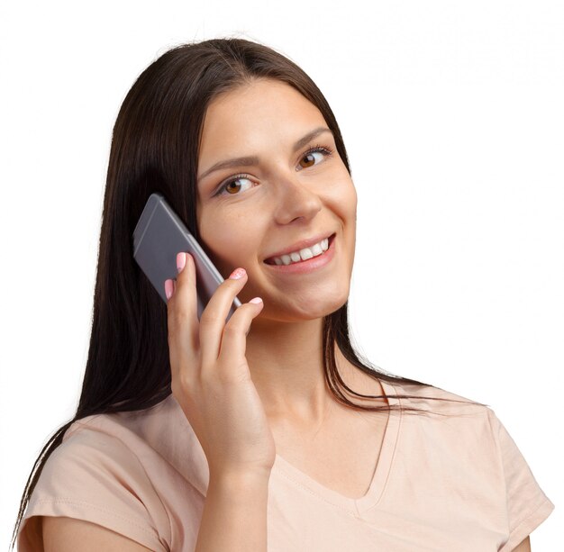 Foto donna allegra che parla al telefono
