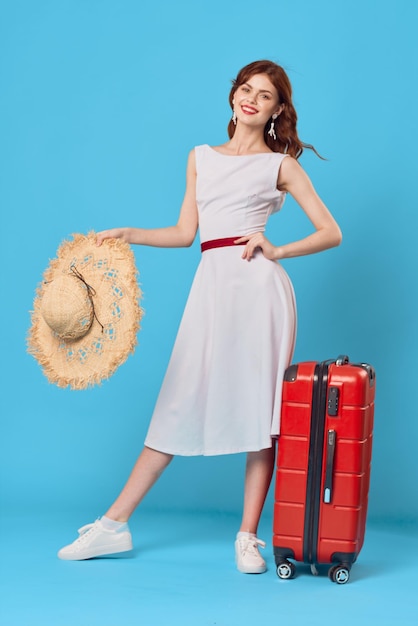 陽気な女性観光客の赤いスーツケース旅客空港のフライト文書