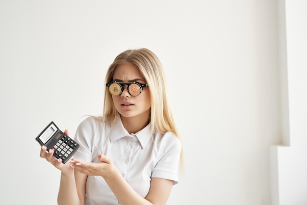 Photo cheerful woman in a white shirt with a folder in hand isolated background