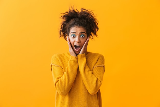 Photo cheerful young african woman wearing sweater