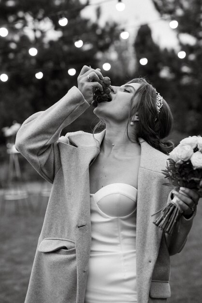 Photo cheerful young bride at a banquet