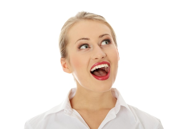 Photo cheerful young businesswoman standing over white background