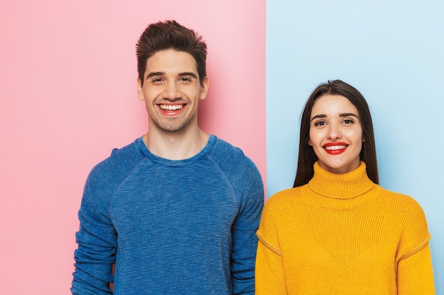 Photo cheerful young couple standing