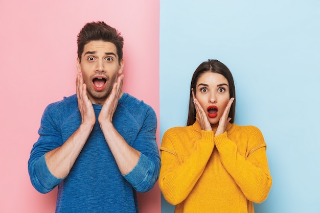 Photo cheerful young couple standing