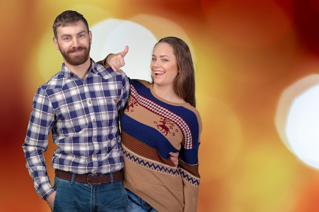 Photo cheerful young couple standing