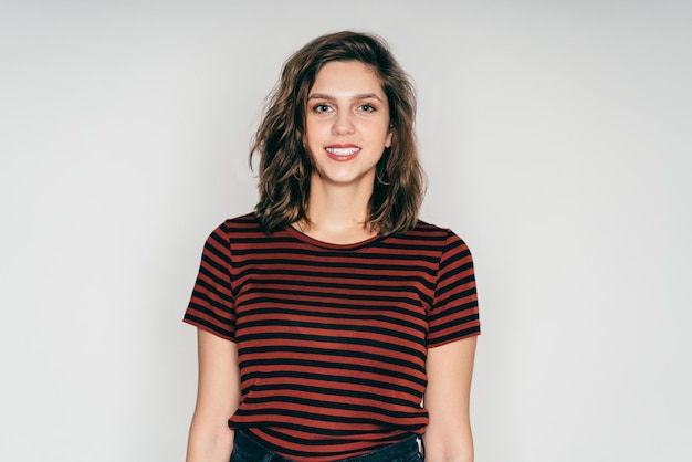 Photo cheerful young gorgeous woman in casual outfit posing in studio