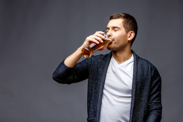 Photo cheerful young man in smart casual wear