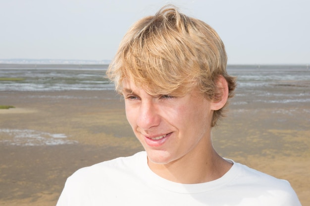 Photo cheerful young man standing outdoors