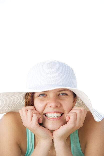 Photo cheerful young woman smiling with hat