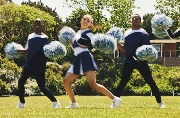 Foto cheerleader team vervagen en portret van mensen in dansvoorstelling op veld buiten voor oefeningsformatie of training smile cheerleading groep en ondersteuning bij evenement sportcompetitie en energie