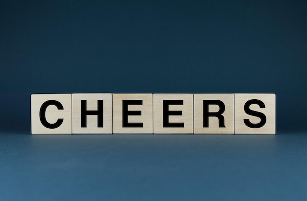 Фото cheers cubes образуют слово cheers понятие слова cheers