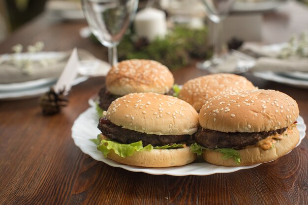 チーズバーガーはテーブルの上で奉仕した