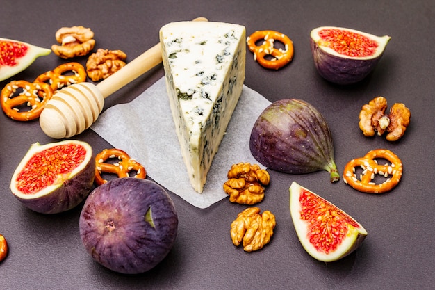 치즈 전채 선택 또는 와인 스낵 세트. 블루 치즈, 무화과, 꿀, 호두, 프레즐