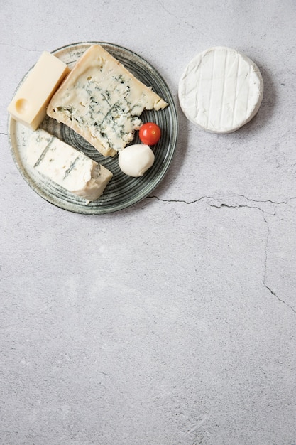 복사 공간이 있는 회색 배경 상단 보기의 치즈 보드
