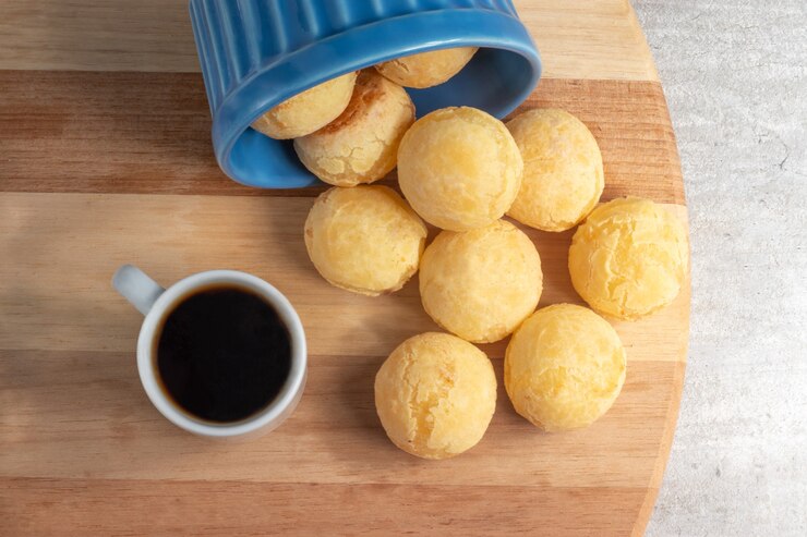 まな板の上に広がるチーズパン、セレクティブフォーカス。