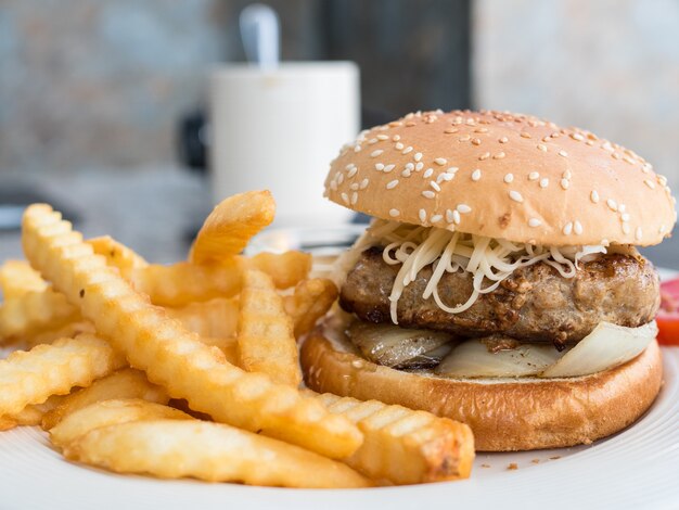 Photo cheese burger on wooden plate